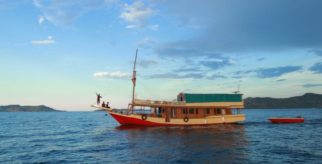 Standard Komodo Boat Tour